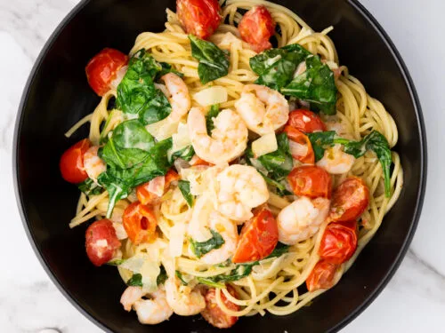 Elevate your pasta night with Spaghetti Scampi e Spinaci, a delightful blend of succulent shrimp, fresh spinach, and juicy cherry tomatoes in a creamy pesto sauce. This elegant dish is surprisingly…